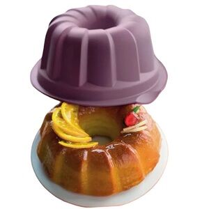Tupperware Silicone Bundt Form NWT purple